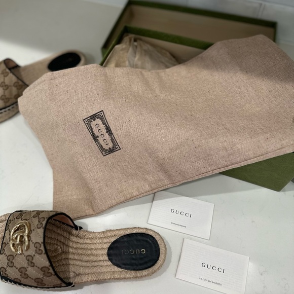 Gucci slides, worn 2 times only! Size 37 1/2. Fits like a woman’s 6 1/2 to 7. - Picture 9 of 12